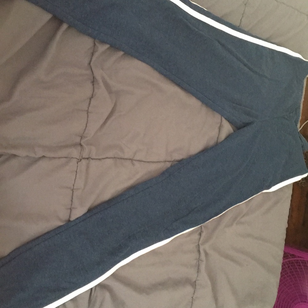 Navy blue leggings with 2 white stripes
